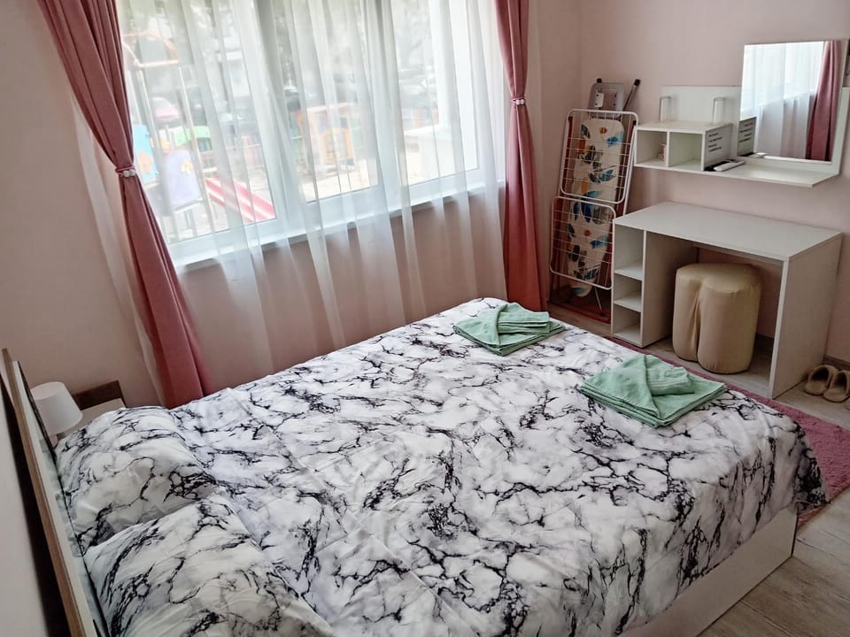 Bed, Photo of the whole room, Bedroom, hair dresser, towels