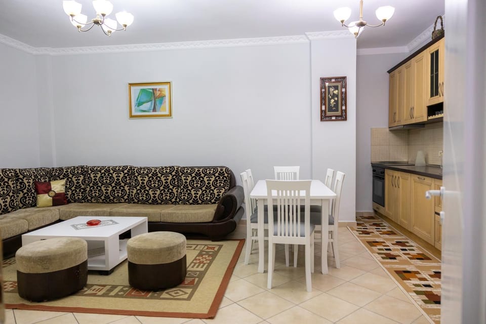 TV and multimedia, Kitchen or kitchenette, Living room, Seating area, Dining area