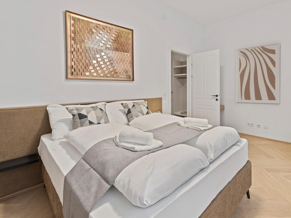 Bed, Photo of the whole room, Bedroom, towels