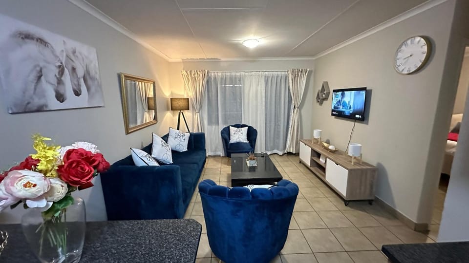 Communal lounge/ TV room, TV and multimedia, Living room, Photo of the whole room, Evening entertainment, Bedroom