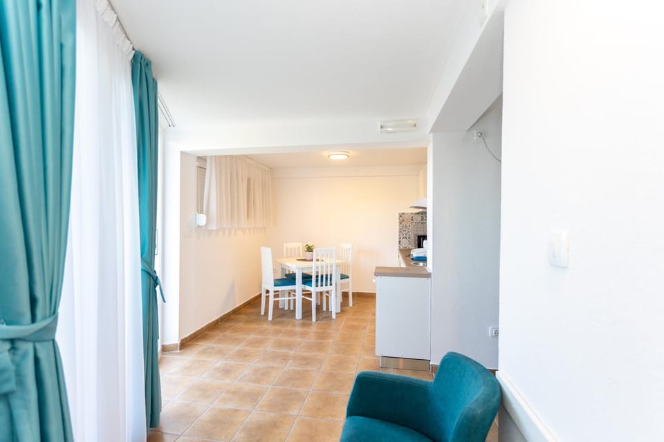 Kitchen or kitchenette, Living room, Seating area, Dining area