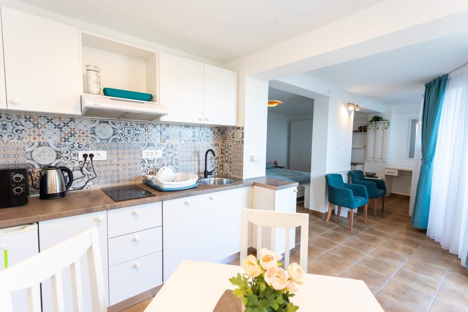 Coffee/tea facilities, Kitchen or kitchenette, Living room, Seating area, Dining area, stove