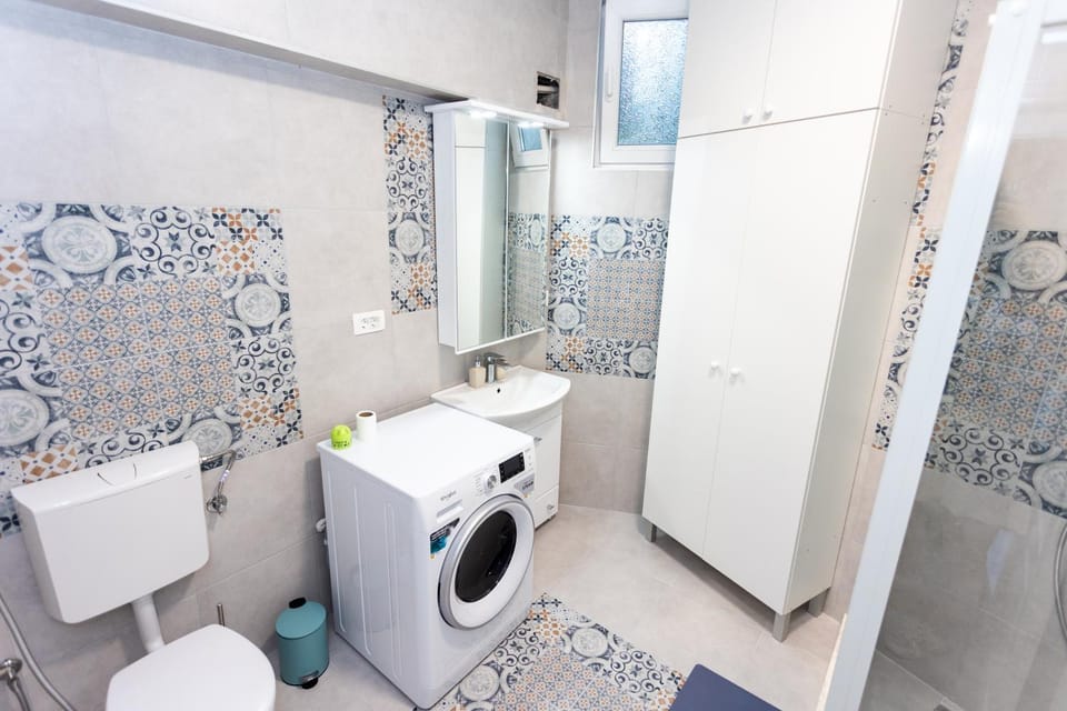 Shower, Toilet, Bathroom, washing machine