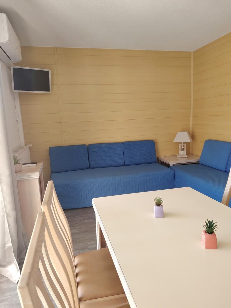 TV and multimedia, Living room, Dining area, air conditioner