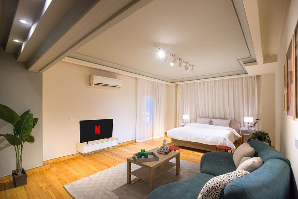 Communal lounge/ TV room, Bed, TV and multimedia, Living room, Photo of the whole room, Seating area, Evening entertainment, Bedroom, air conditioner