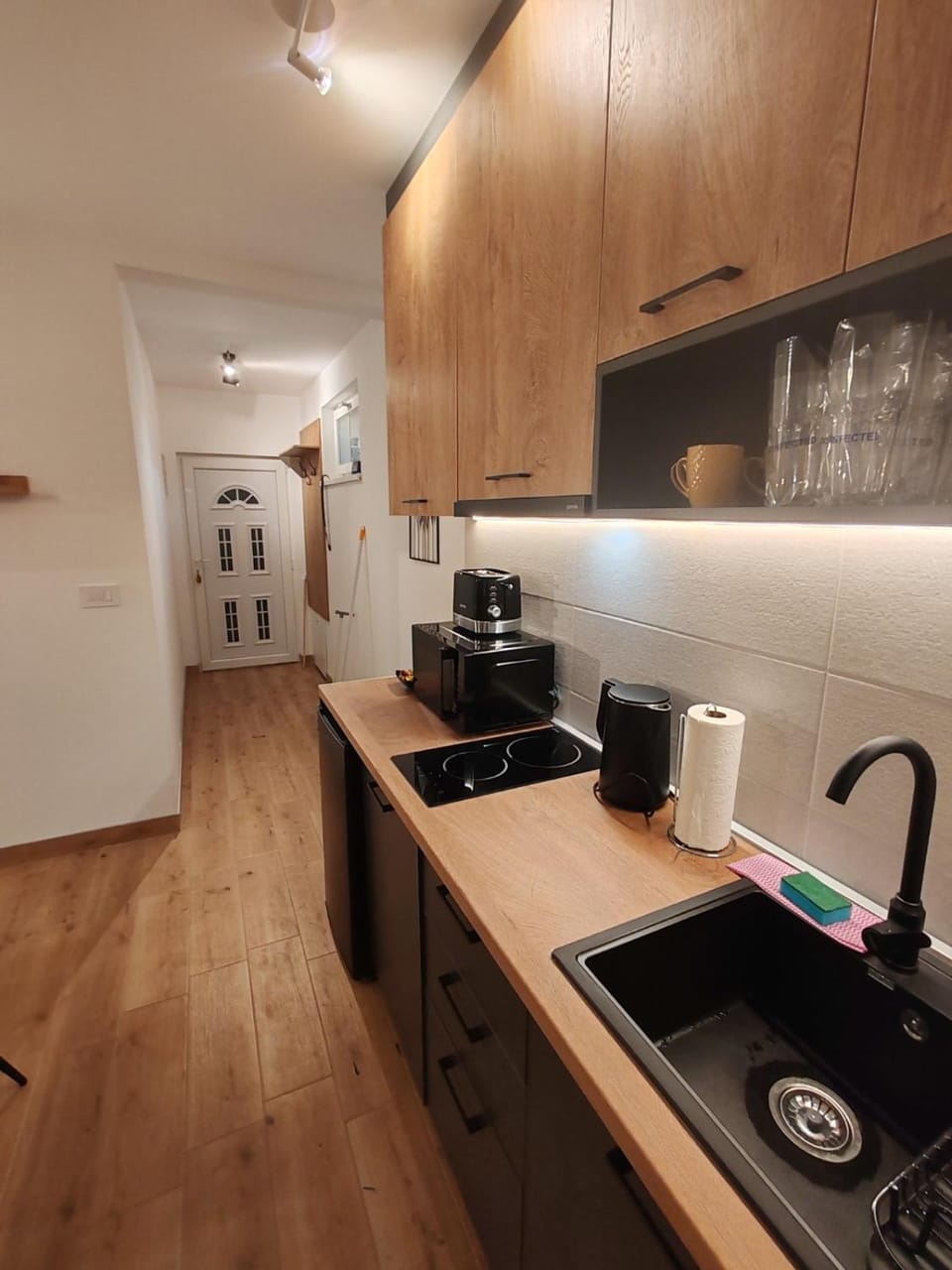 Coffee/tea facilities, Kitchen or kitchenette, stove, toaster