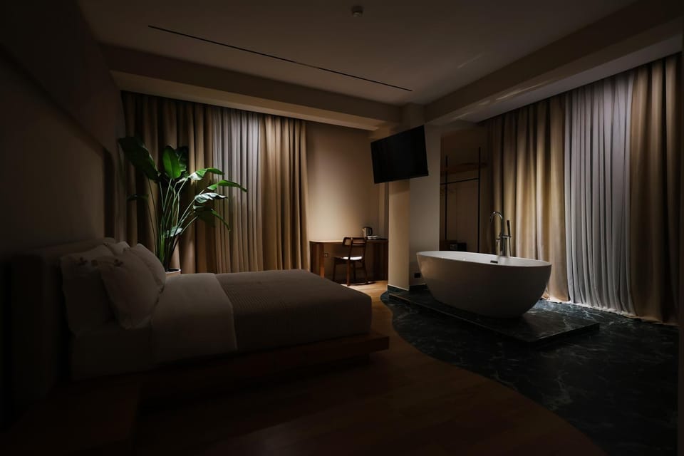 TV and multimedia, Photo of the whole room, Seating area, Bedroom