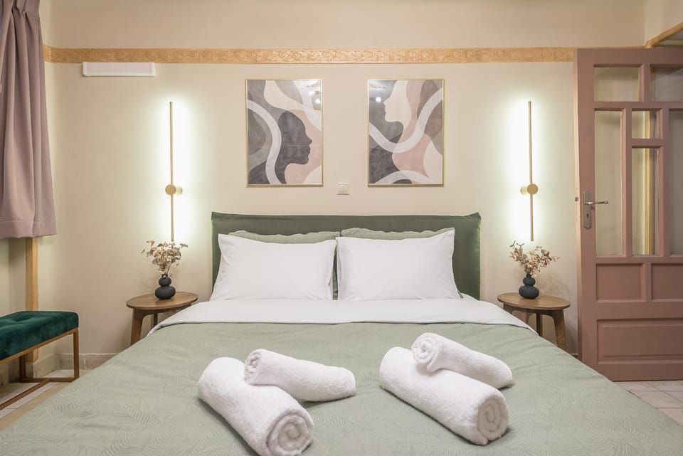 Bed, Photo of the whole room, Bedroom, towels