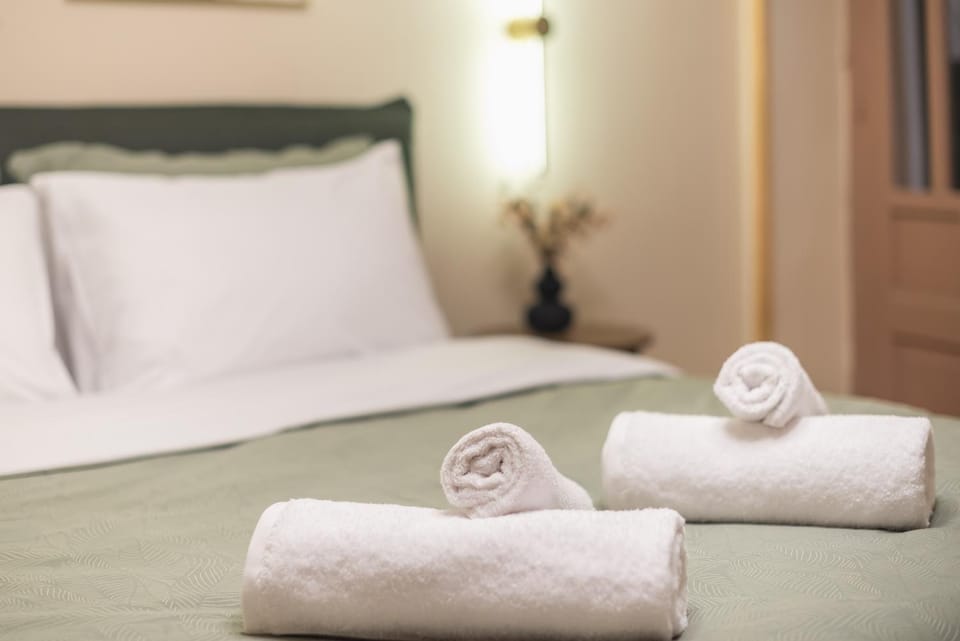 Bed, Photo of the whole room, Bedroom, towels