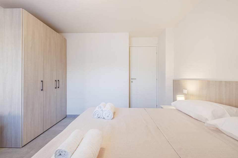 Bed, Photo of the whole room, Bedroom, towels, wardrobe