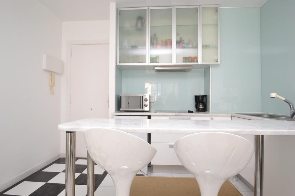 Coffee/tea facilities, Kitchen or kitchenette, Seating area, Dining area