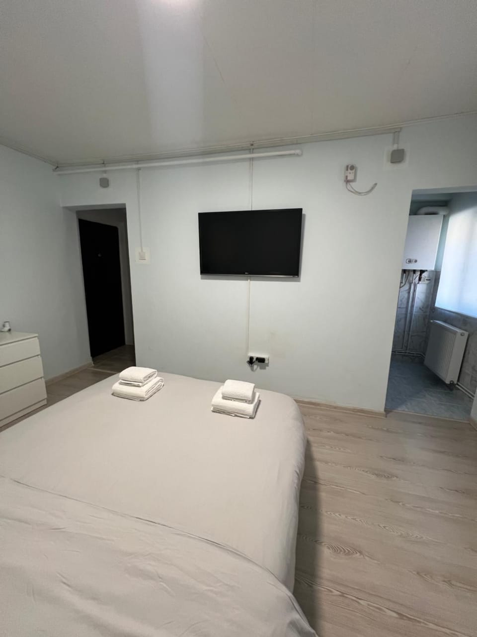 Bed, TV and multimedia, Photo of the whole room