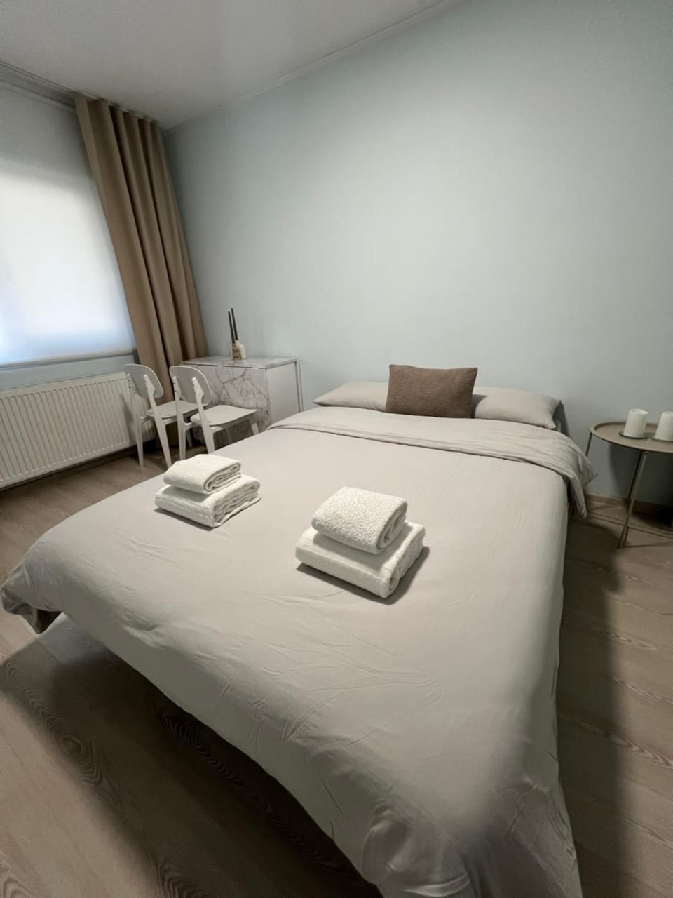 Bed, towels