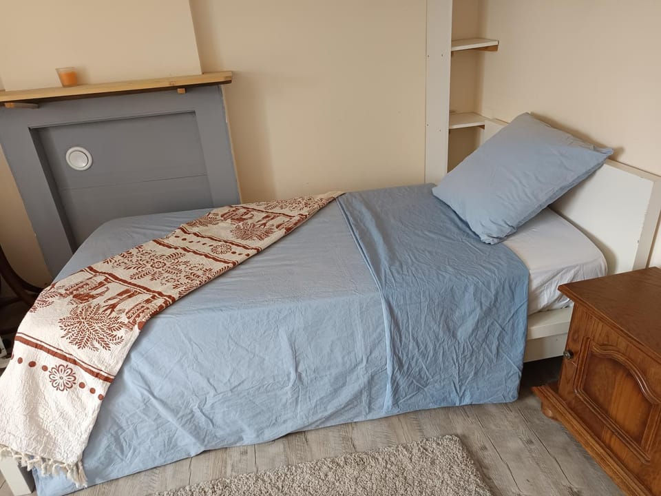 Appartement calme, emplacement stratégique, proche de toutes commodités, de l'autoroute, valenciennes, lille, Belgique, wifi, Netflix, parking Gratuits, lave linge, sèche linge Apartment in Hauts-de-France