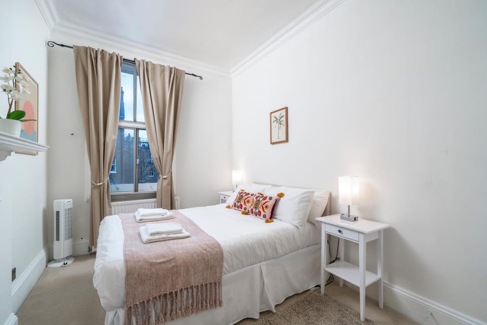 Bedroom, towels