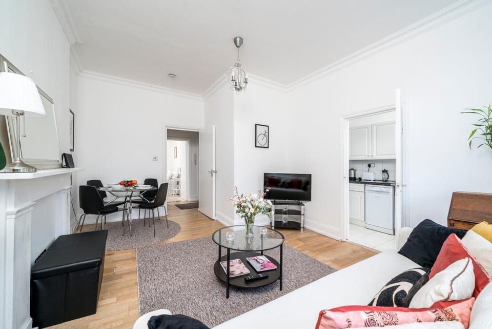 Communal lounge/ TV room, TV and multimedia, Kitchen or kitchenette, Living room, Seating area, Dining area