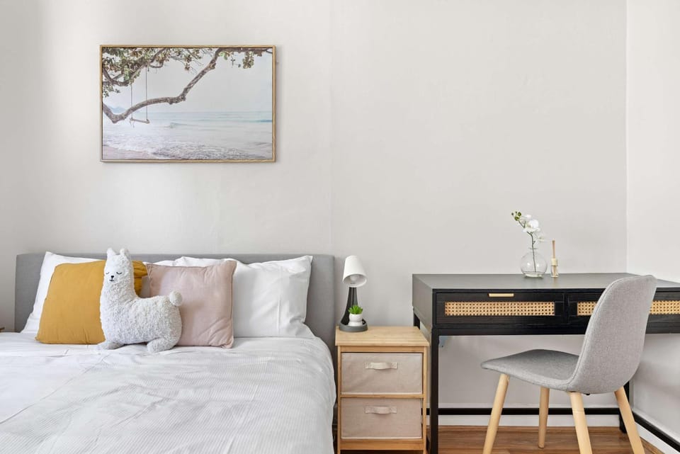 Rustic Queen Room in Glebe - Next to USYD - Shared Bathroom Bed and Breakfast in Sydney