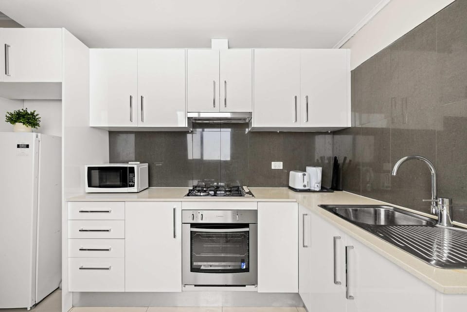 Rustic Queen Room in Glebe - Next to USYD - Shared Bathroom Bed and Breakfast in Sydney