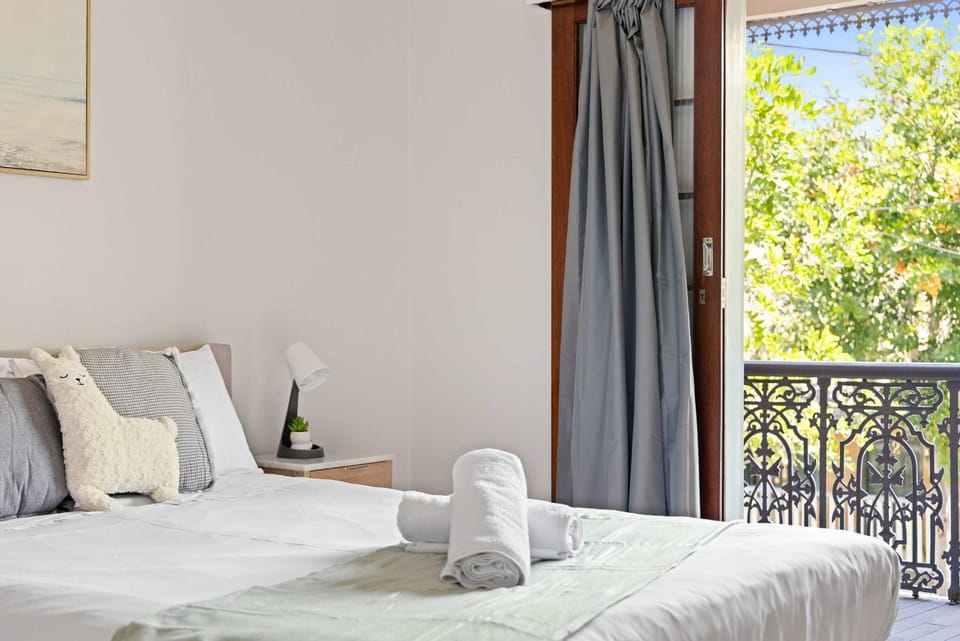 Rustic Queen Room in Glebe - Next to USYD - Shared Bathroom Bed and Breakfast in Sydney