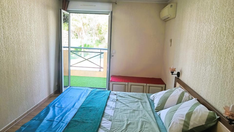 Bed, Night, Photo of the whole room, Bedroom, heating, air conditioner