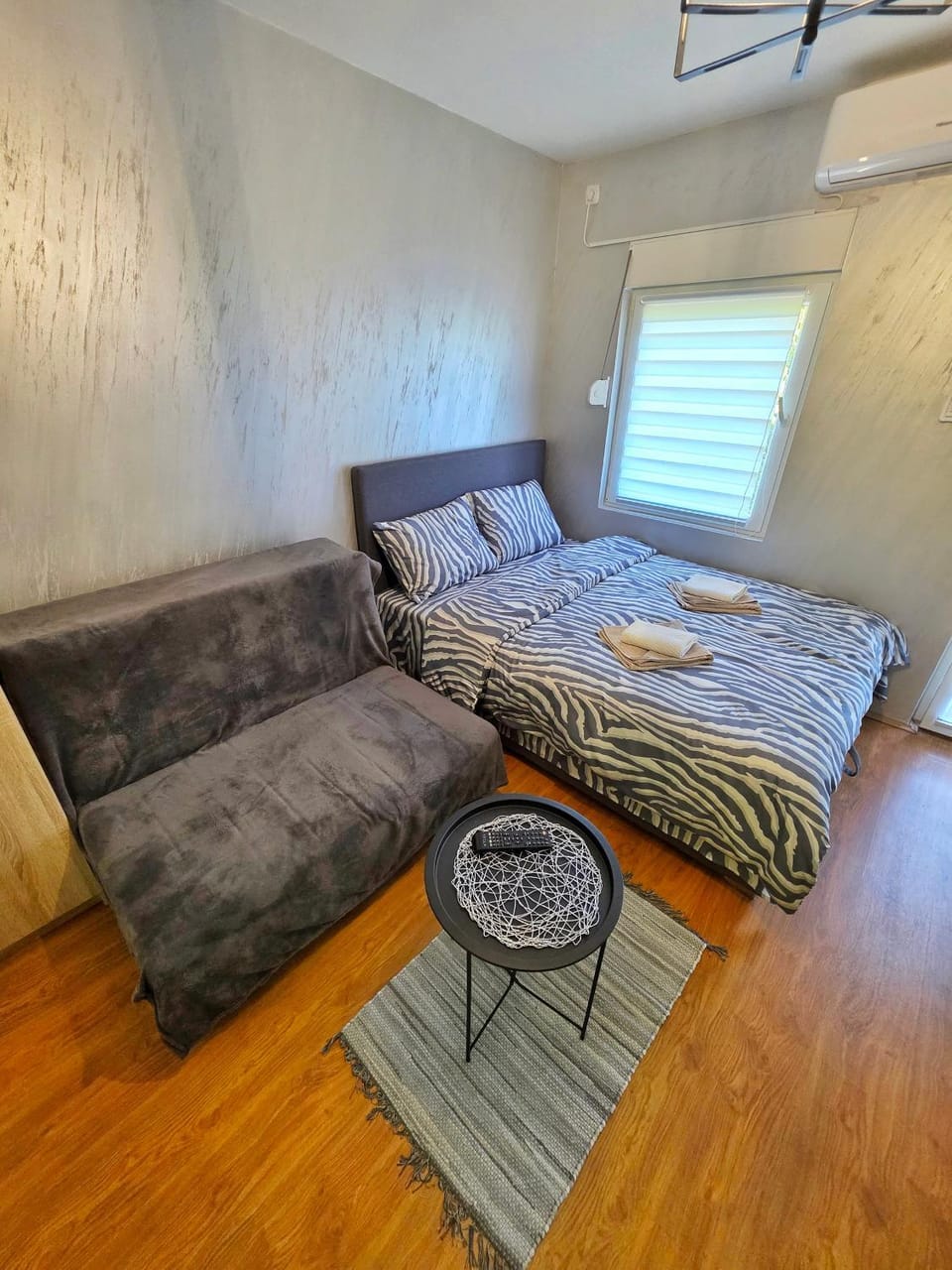 Bed, Photo of the whole room, Seating area