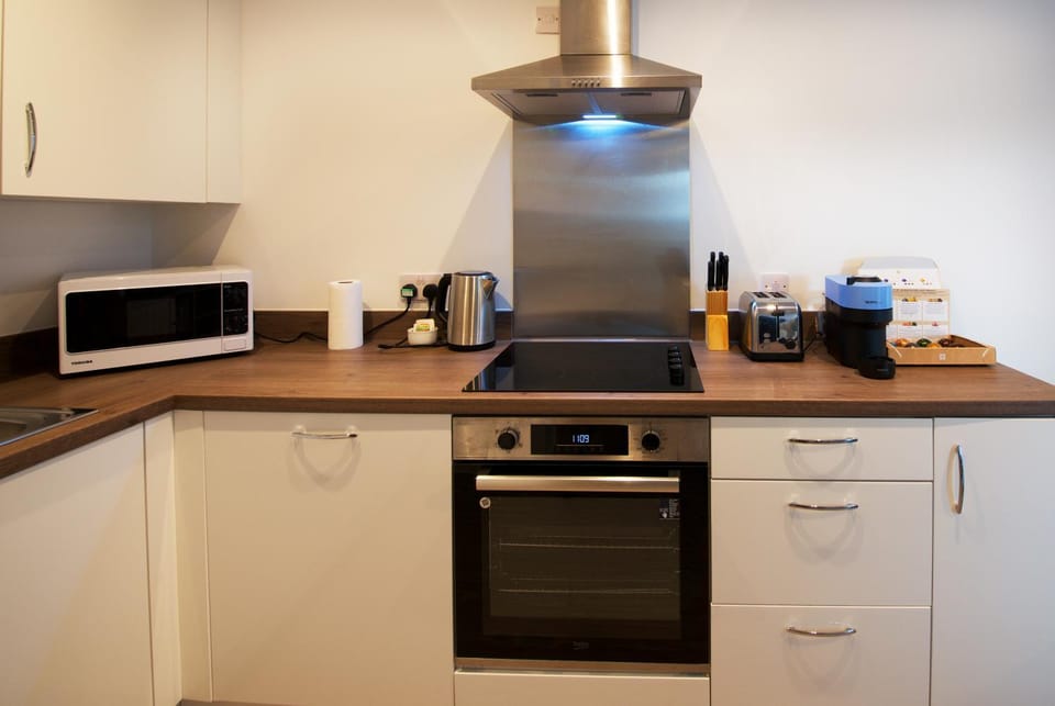 Coffee/tea facilities, Kitchen or kitchenette, minibar, oven, stove, toaster