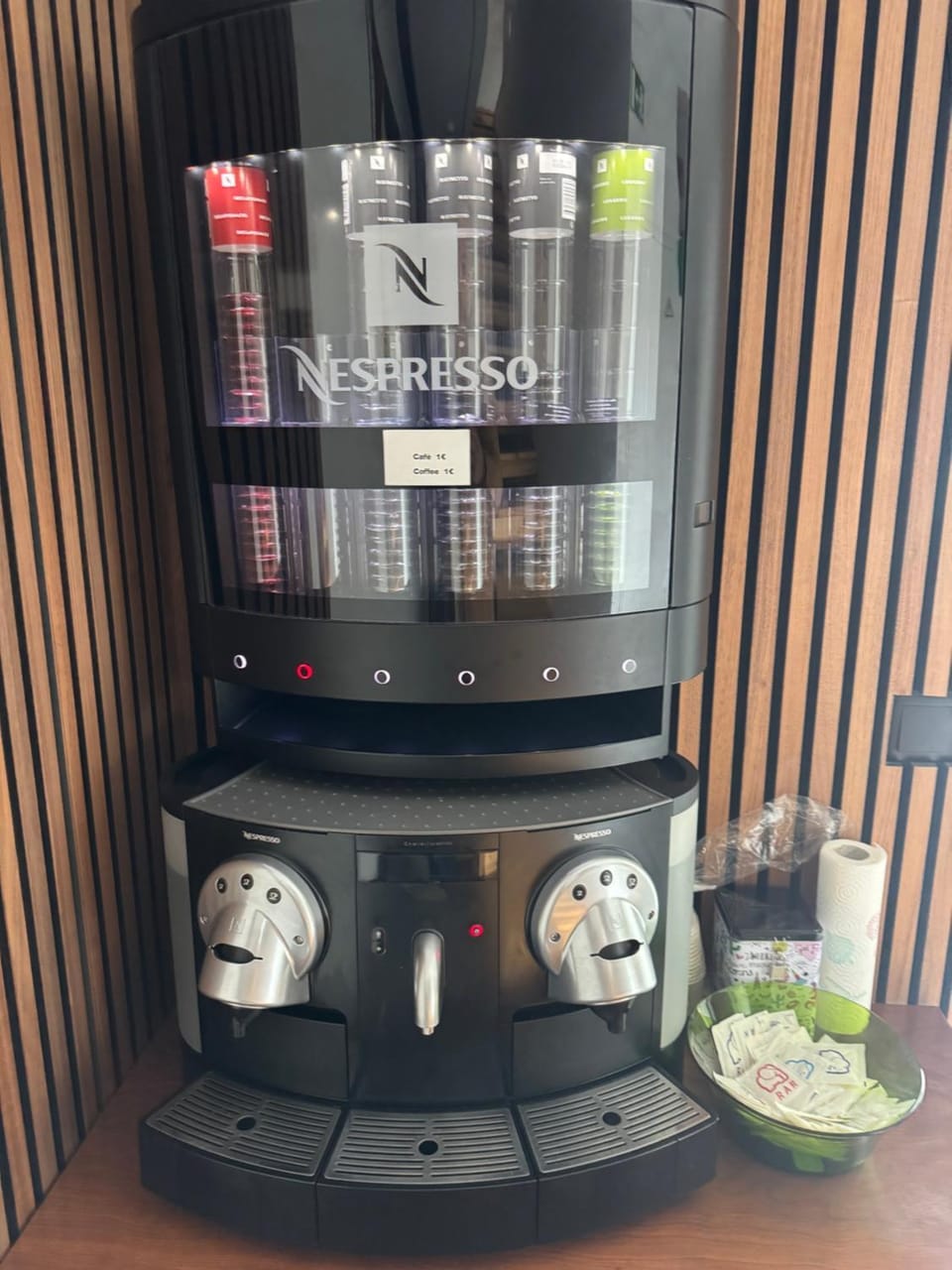 Coffee/tea facilities, vending machine