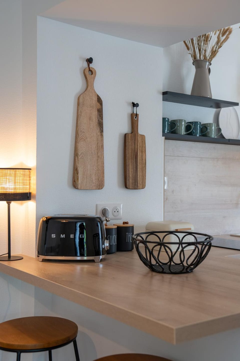 Kitchen or kitchenette, minibar