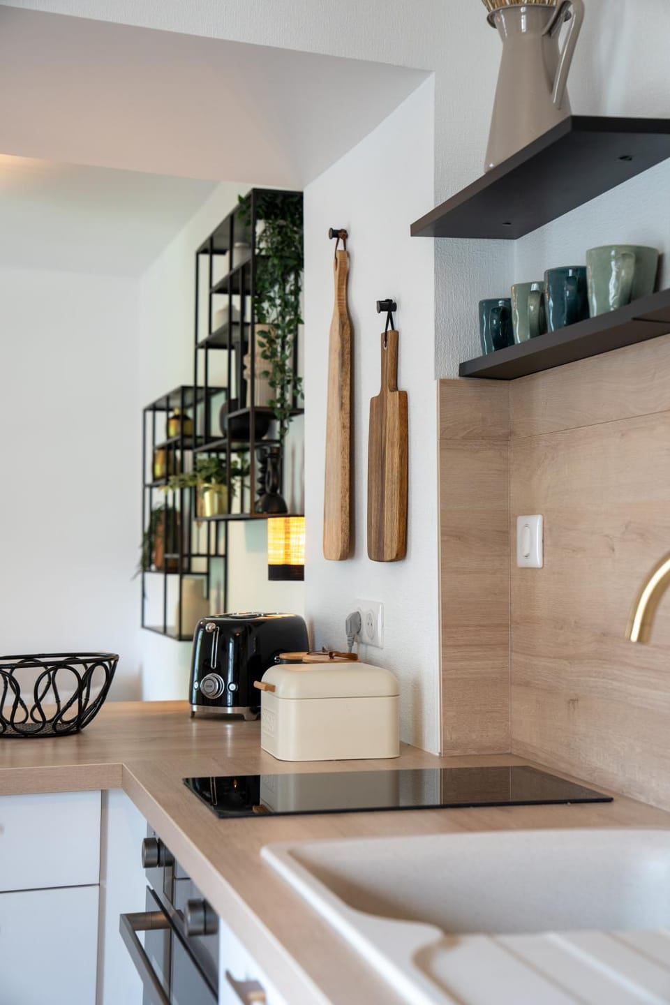 Kitchen or kitchenette, minibar, stove
