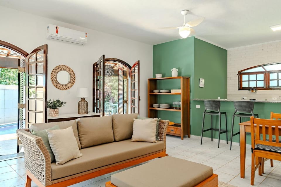 TV and multimedia, Living room, Seating area, Entertainment, Family