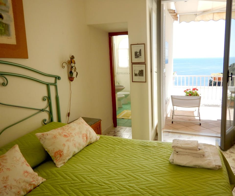 Shower, Toilet, Bathroom, Balcony/Terrace, Photo of the whole room, Bedroom, City view, Sea view, Quiet street view