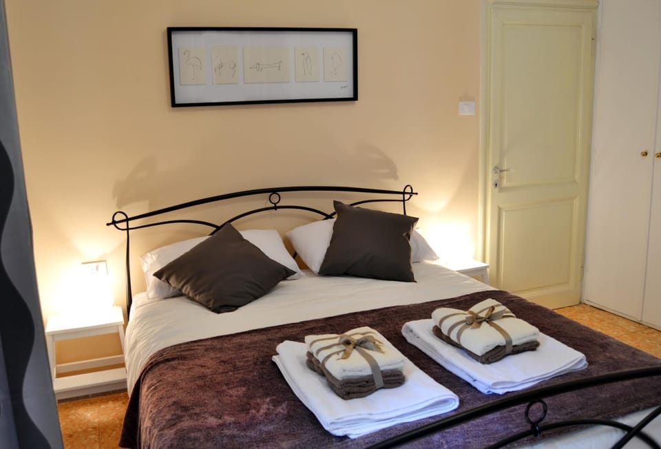 TV and multimedia, Photo of the whole room, Decorative detail, Bedroom