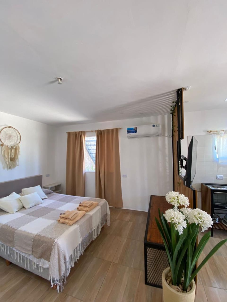 Bed, TV and multimedia, Photo of the whole room, Bedroom, air conditioner