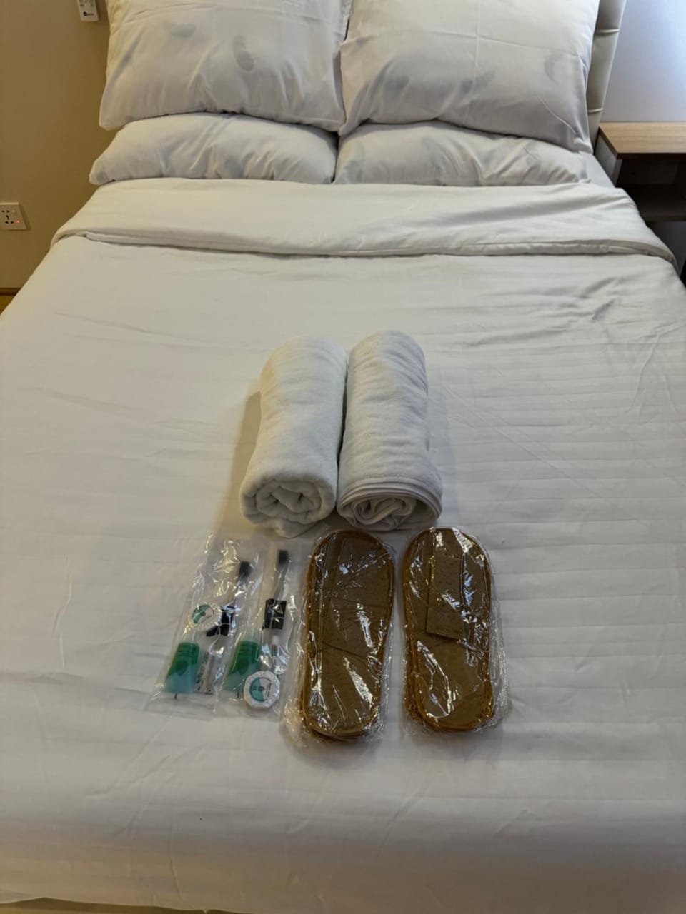 Bed, Bedroom, towels