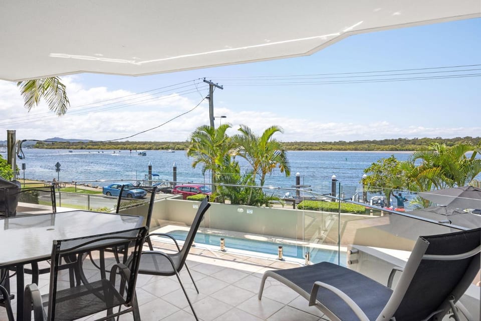 Balcony/Terrace, Pool view, River view