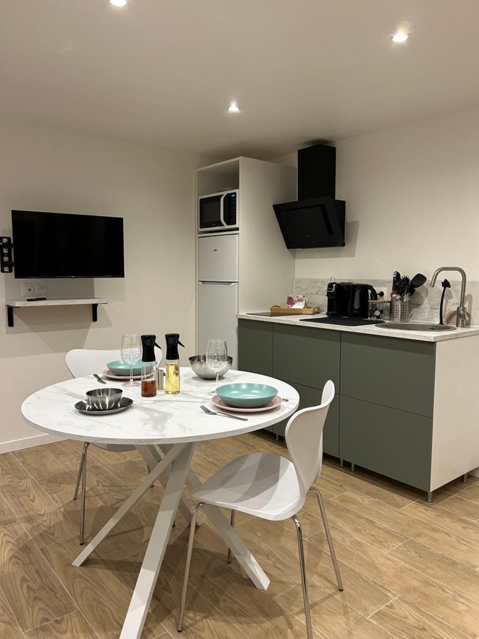 TV and multimedia, Coffee/tea facilities, Kitchen or kitchenette, Dining area, oven