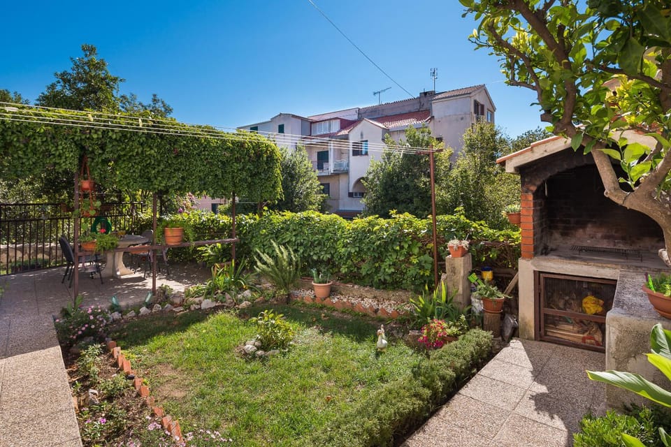 Day, Neighbourhood, Natural landscape, Summer, BBQ facilities, Garden, Street view