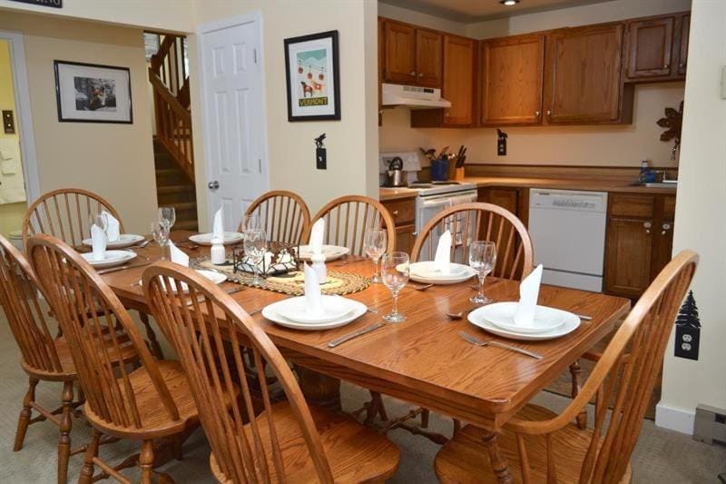 Kitchen or kitchenette, Dining area