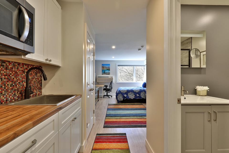 Bed, Kitchen or kitchenette
