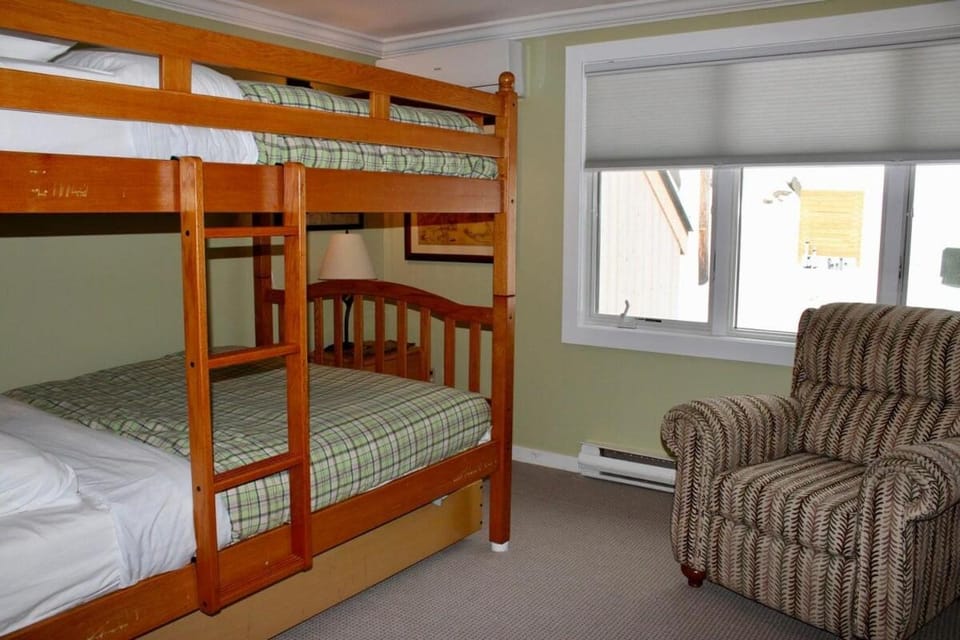 Bedroom, bunk bed