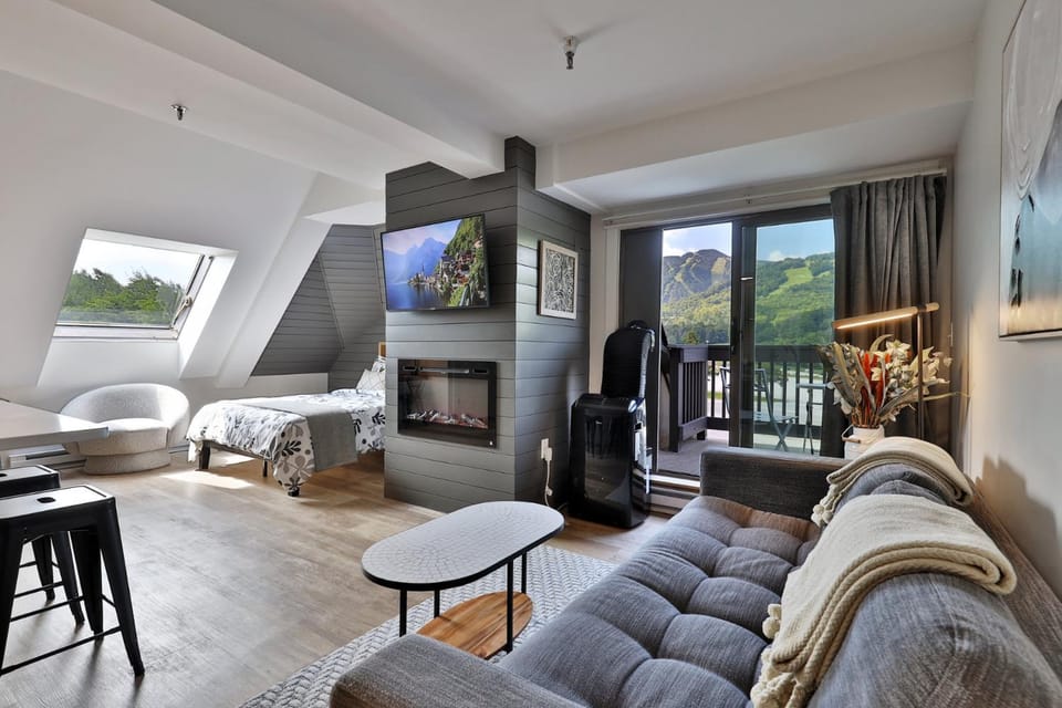 Bed, Seating area