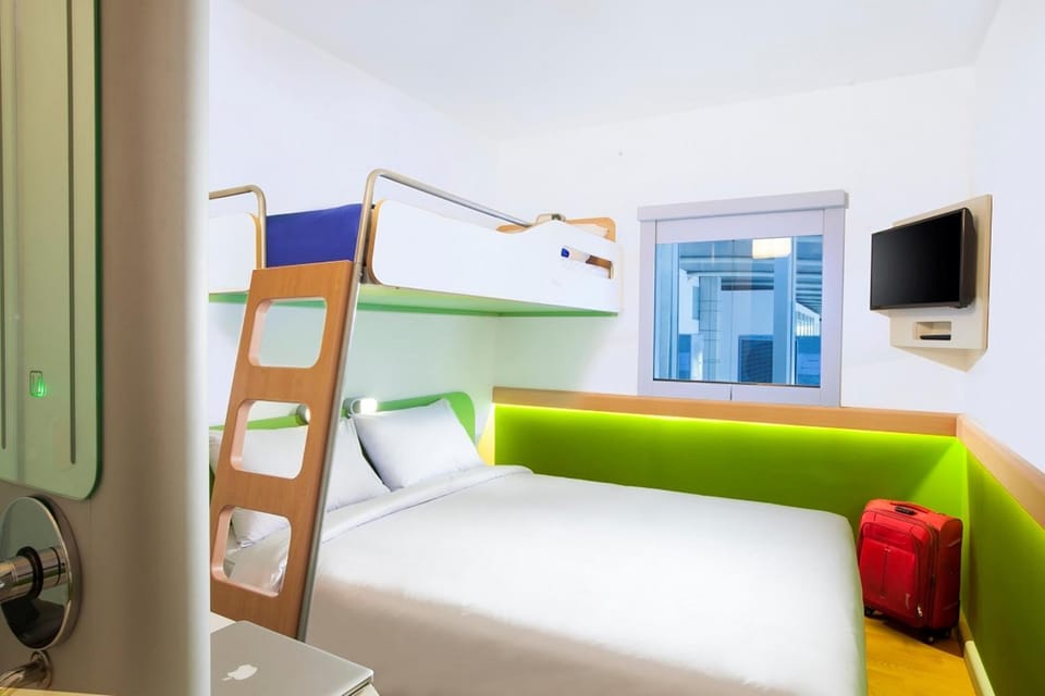 Bedroom, bunk bed