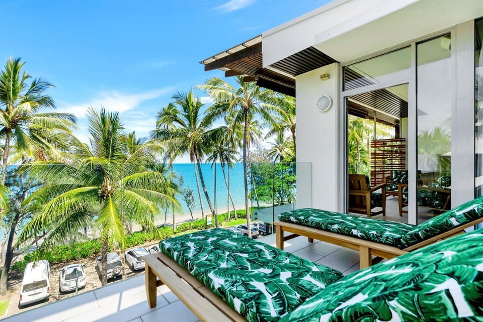 View (from property/room), Balcony/Terrace, Beach, Sea view, sunbed