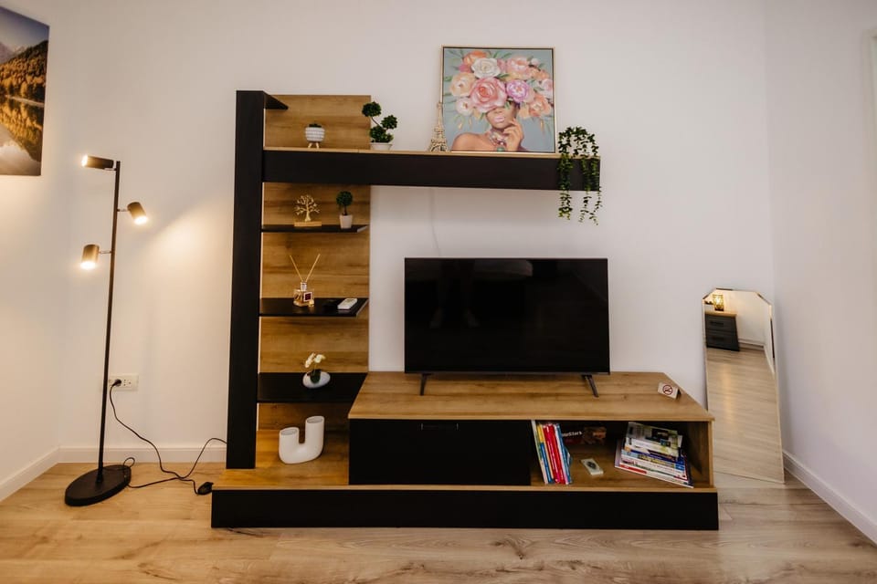 Library, TV and multimedia, Decorative detail, Seating area, Evening entertainment