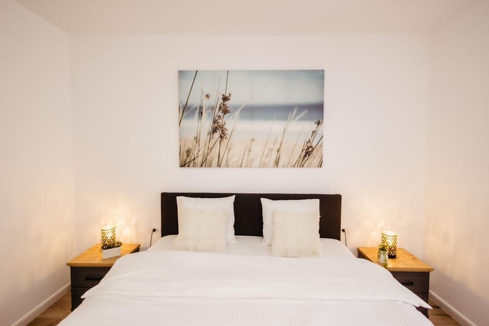 Bed, Photo of the whole room, Decorative detail, Seating area, Bedroom