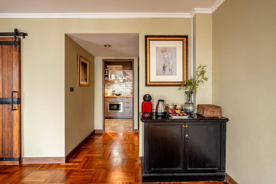 Coffee/tea facilities, Kitchen or kitchenette, minibar, stove