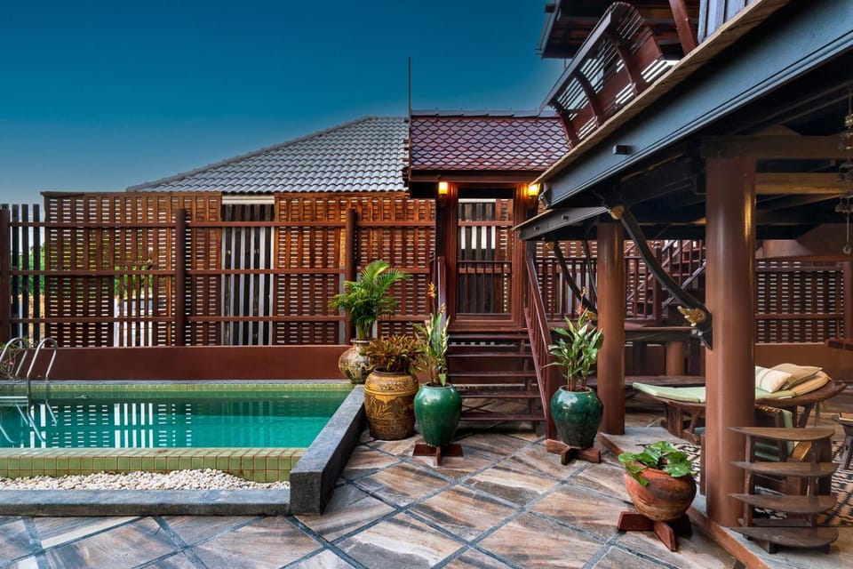 Property building, Swimming pool, sunbed