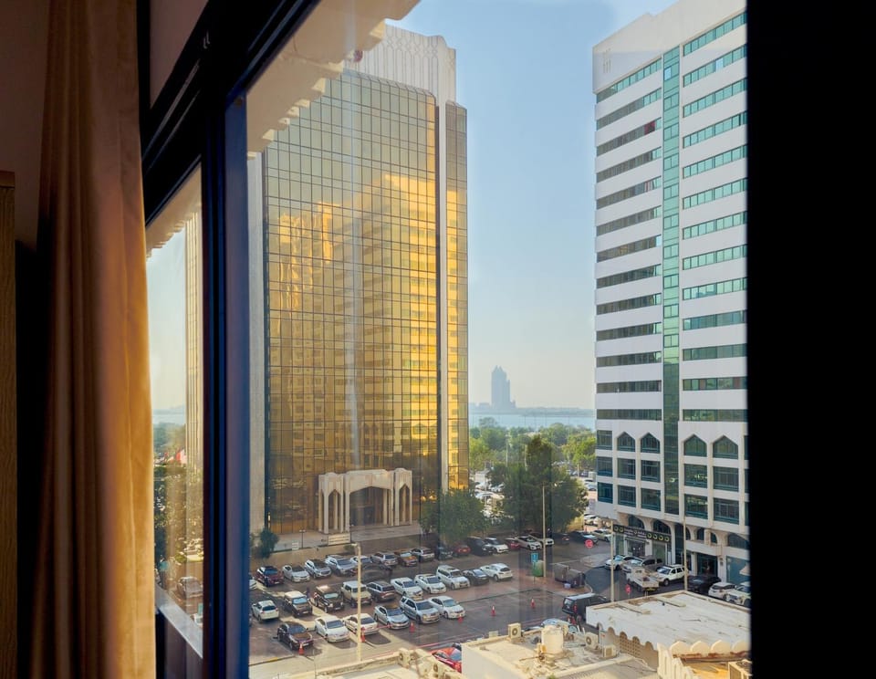 Property building, Day, City view, Sea view, Location, Parking