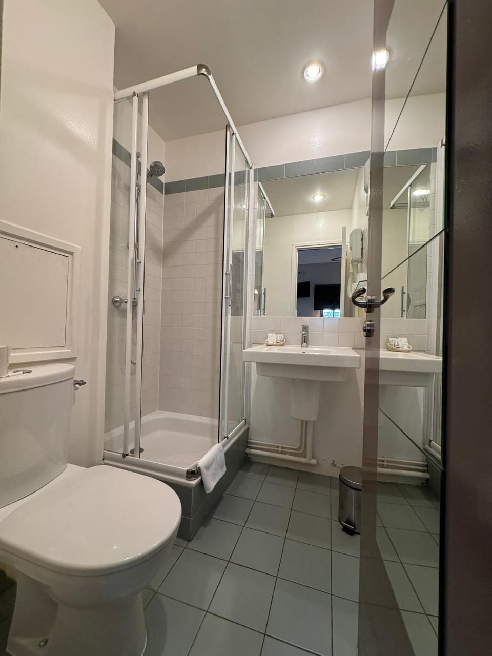 Shower, Toilet, Bathroom, TV and multimedia, internet, internet, towels