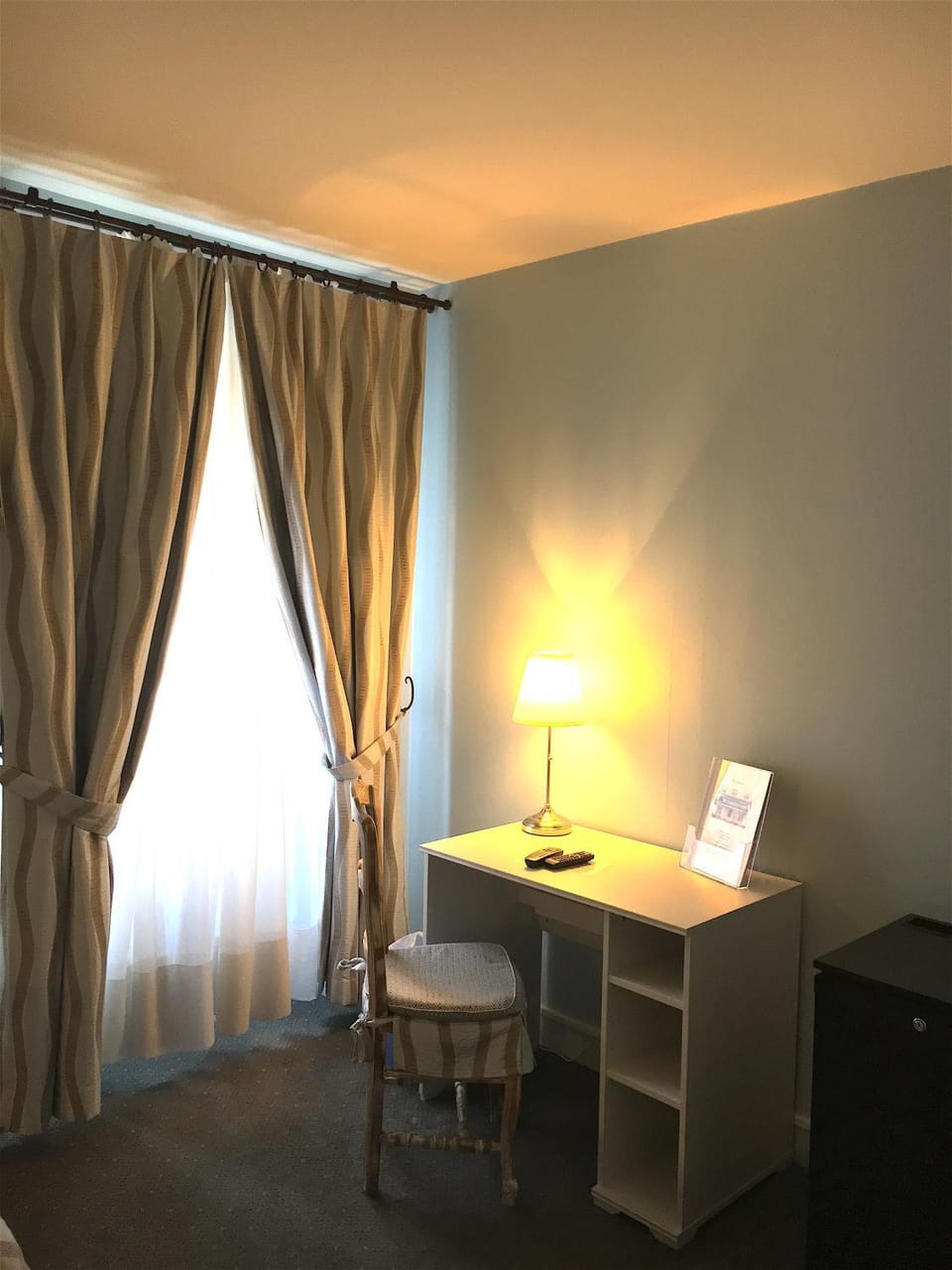 Nearby landmark, Spring, Bed, Night, Photo of the whole room, Decorative detail, Seating area, Bedroom, internet, internet